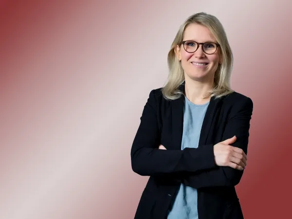 Porträt einer Frau mit Brille und blonden schulterlangen Haaren