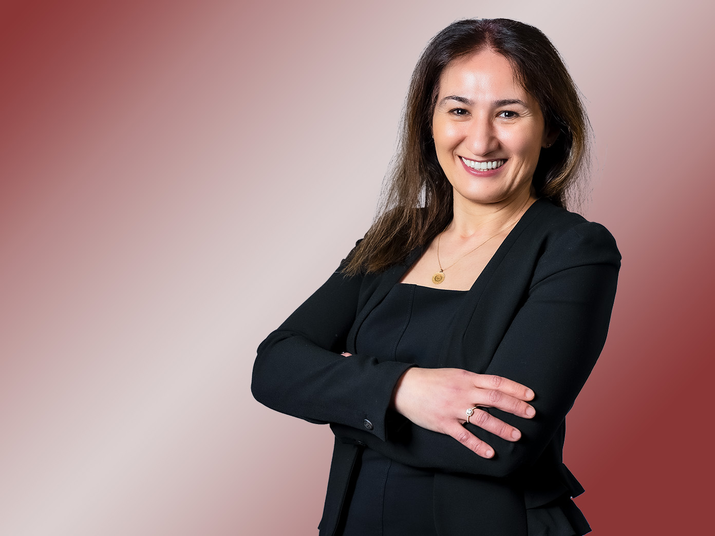 Porträt einer brünetten Frau mit schwarzem Blazer und schwarzem Shirt.